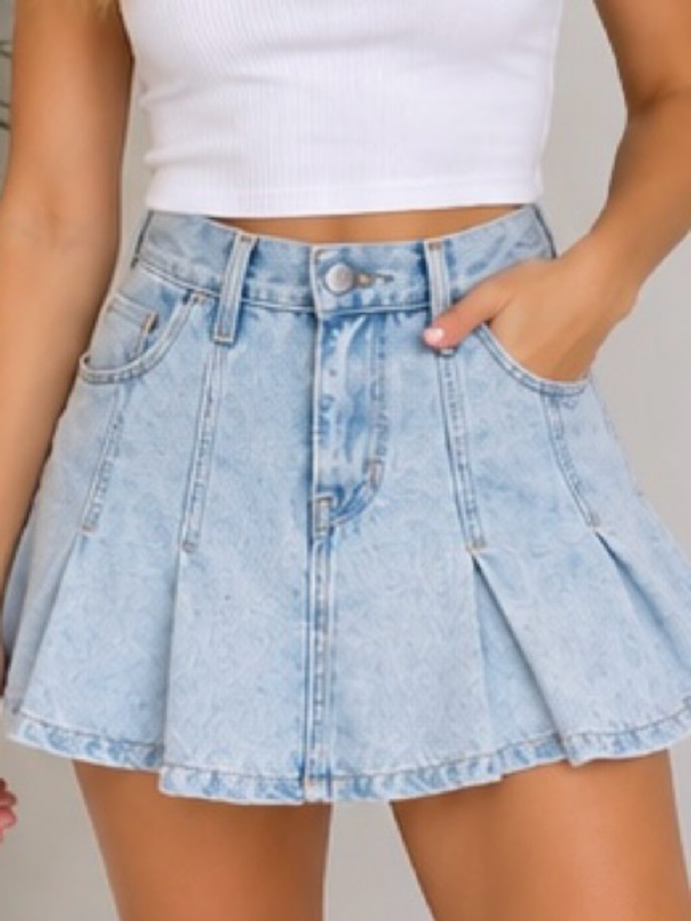 Levi’s Pleated Mini Skirt – On Blast Light Wash – Size 24